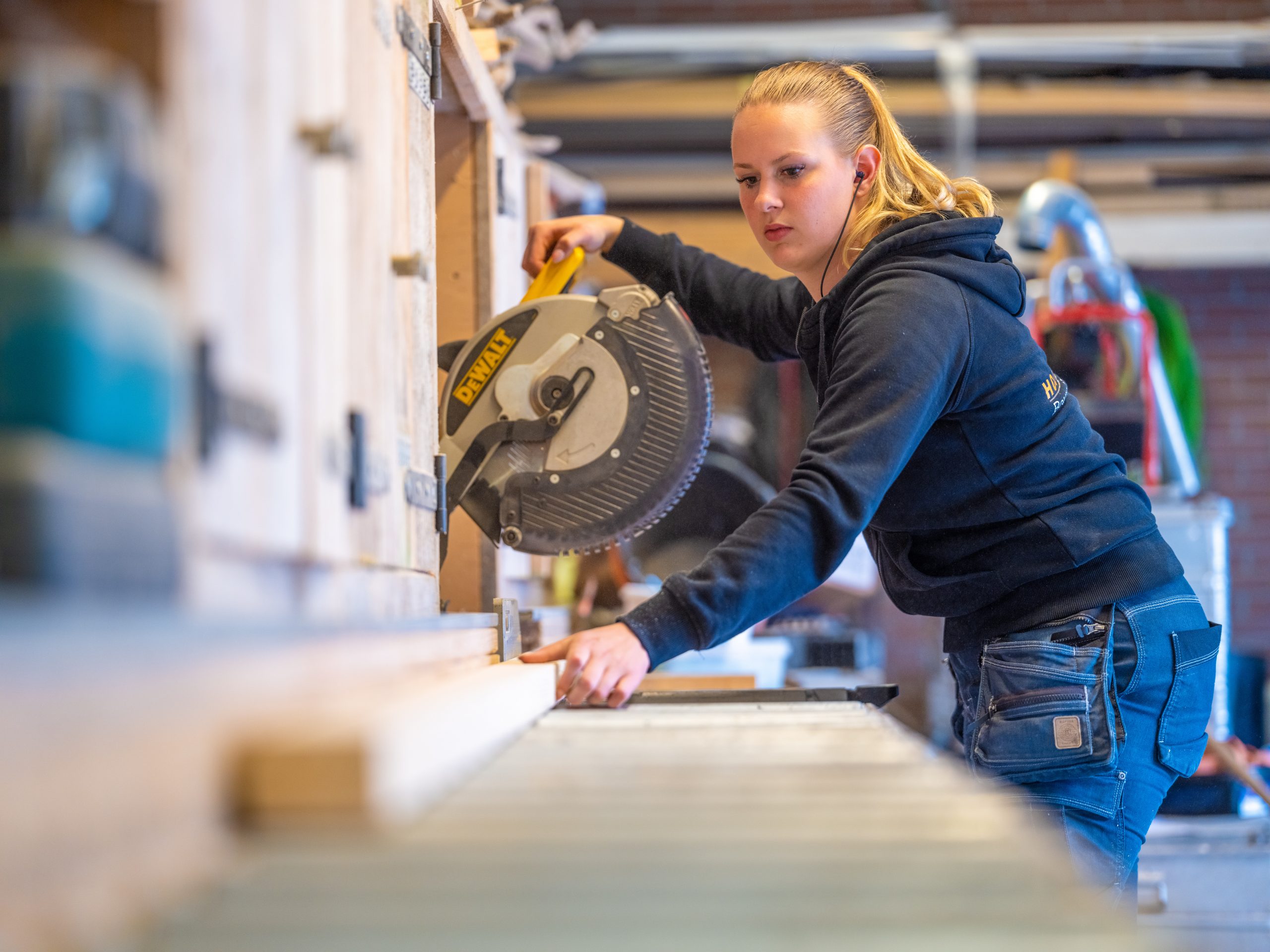 Vrouw maakt aantekeningen